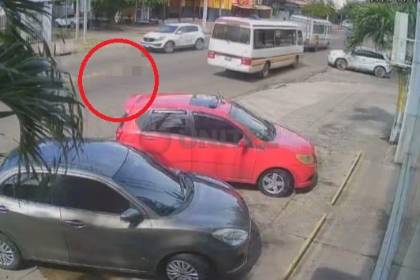 Video captó el momento que un joven universitario es atropellado por un micro; la víctima falleció