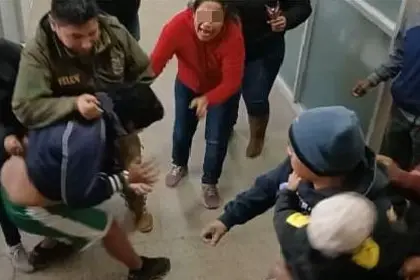 Tras ser sentenciados por robo y violación, delincuentes reciben una golpiza de parte de la familia de la víctima