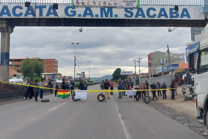 Vecinos de Sacaba bloquean la avenida Villazón y exigen la renuncia de un subalcalde