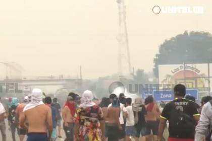 Un grupo de jóvenes avanza delante de la Policía en desbloqueo en la carretera nueva Cochabamba y Santa Cruz