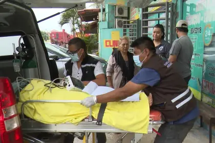 Enfermera lucha por su vida tras caer de un micro que aceleró cuando pagaba su pasaje 