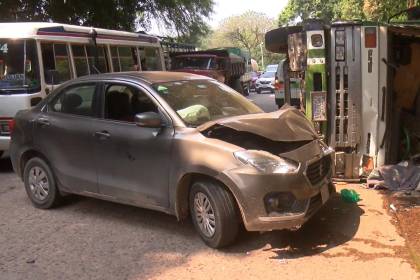 Chofer huye tras volcar e impactar su camión contra un auto en el que estaba una niña