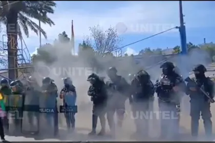 Evistas lanzan explosivo a policías que resguardan las instalaciones de YPFB en Cochabamba