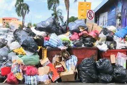 Santa Cruz: basura rebalsa en los contenedores en el mercado Mutualista