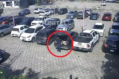 Roban dos autos en 10 minutos usando inhibidores de alarma en un centro comercial cruceño