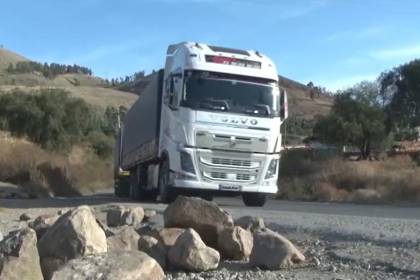 Pese a que ya no hay bloqueos, buses restringen viajes por la ruta nueva Cochabamba - Santa Cruz por los escombros que hay sobre la vía