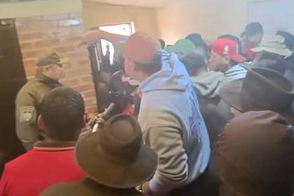 Golpean y amenazan con linchar a pareja acusada de atracar a taxista; los sacaron de celdas tras tomar dependencias policiales