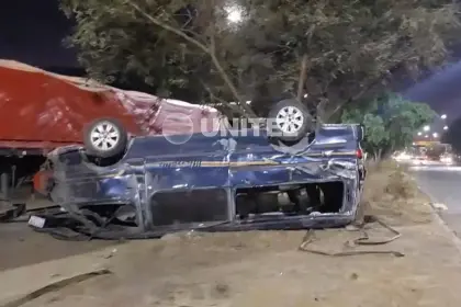 Vehículo queda volcado y abandonado en una jardinera de la avenida Blanco Galindo; se busca al conductor