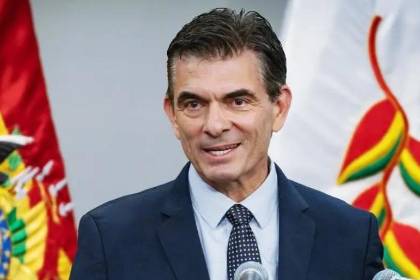 Rodrigo Paz elimina la subvención al diésel y unifica el precio para todos los usuarios