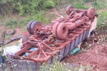 Tres adultos y un niño fallecen tras el vuelco de un camión en una carretera en mal estado