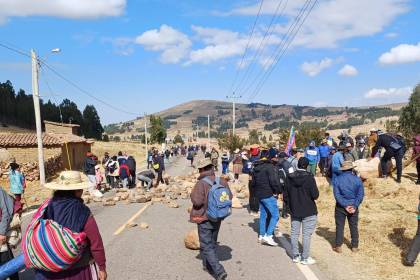 “Presidente Arce, estamos como rehenes detenidos en bloqueos, haga algo”: Transportistas claman para que se liberen las vías