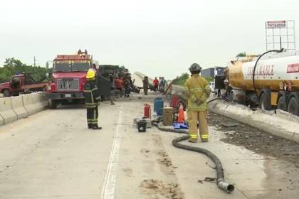 Tras más de 24 horas, el carro cisterna que volcó continúa sobre el viaducto de Satélite Norte