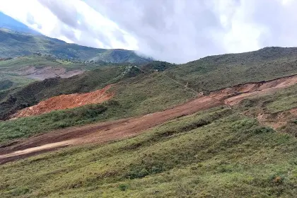 Video: El impresionante deslizamiento de un cerro que mató a dos mujeres y dejó aisladas a varias regiones paceñas