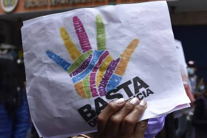 Mujer es asesinada a golpes por su pareja, quien encendió una fogata para quemar las evidencias