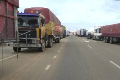 Varios camiones y cisternas permanecen parados en la ruta nueva Santa Cruz-Cochabamba por bloqueo en Yapacaní