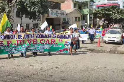 Tensión en Caranavi: Marcha en rechazo a bloqueos terminó en amagues de pelea con sectores que piden la renuncia de Paz