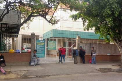 Pareja acusada de violento atraco a un taxista está estable tras salvarse de ser linchada, según reporte médico