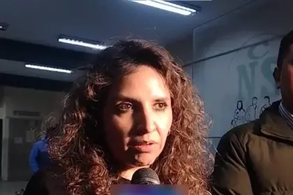 Bloqueadores bajaron de una ambulancia a heridos y los golpearon; el vehículo fue destruido, denuncia ministra de Salud
