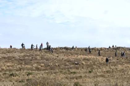 Movilizados arrojan piedras contra el operativo que avanza en el sector de Mazocruz, ruta La Paz - Oruro