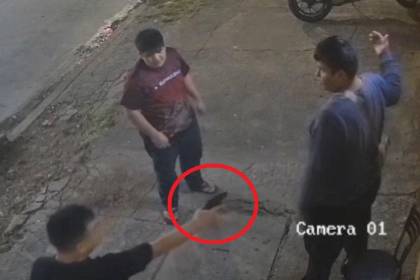 Video: Buscan a sujeto que disparó a dos personas afuera de un local en Santa Cruz