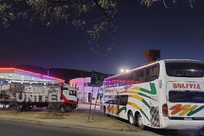 Flotas y vehículos livianos hacen fila en surtidores del eje central pese a que hay estaciones sin combustible