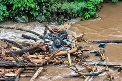 Tragedia en Tarija: Mazamorra arrastra un vehículo hasta un río; hallan sin vida a uno de los dos pasajeros 