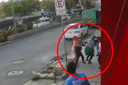 Video: Una madre y su hija fueron víctimas de ‘robo piraña’, la nueva modalidad delictiva que impacta en los barrios