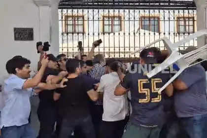 Video: Sillazos y patadas se registraron cuando concejales intentaron ingresar al Concejo de Santa Cruz de la Sierra
