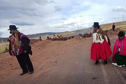 Dos cisternas con oxígeno para hospitales no pueden llegar a La Paz por los bloqueos, alertan farmacéuticos