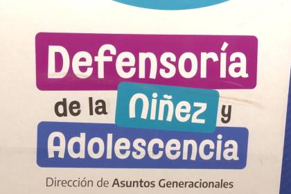 Investigan a una madre por una brutal golpiza a su hija por derramar jugo en el mercado 