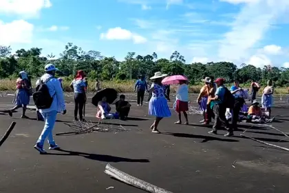 Cocaleros toman el aeropuerto de Chimoré: “Vamos a defender a Evo Morales”