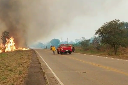 Roboré sufre un nuevo incendio en la carretera Bioceánica, que amenaza a la zona de Aguas Calientes