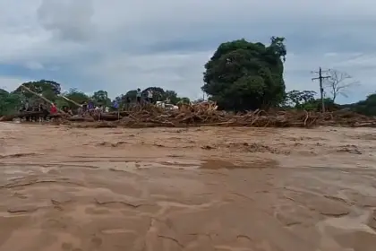 Inundación en Abapó: Aguas cubren las vías y pobladores cruzan sobre troncos 