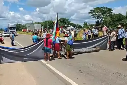 Al menos dos carreteras de Santa Cruz están bloqueadas en protestas contra el DS 5503