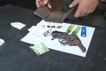Aprehenden a tres jóvenes, entre ellos un menor de edad, en poder de un arma de fuego y droga