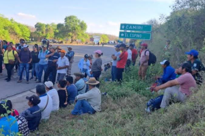 Pobladores de Abapó bloquean ruta hacia Argentina y exigen diálogo con el gobernador Camacho