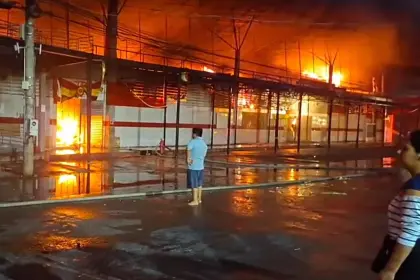 Voraz incendio afecta a la feria Barrio Lindo de Santa Cruz de la Sierra