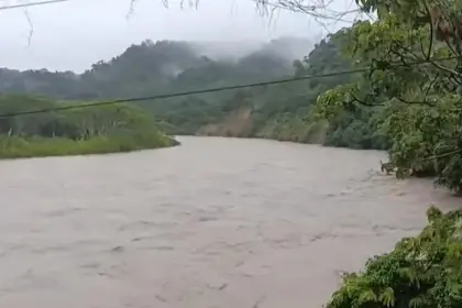 Sube el nivel del agua en ríos del trópico y enciende las alarmas por posibles desbordes