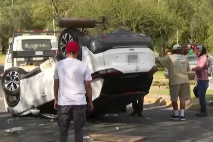 Al menos tres heridos luego de que vehículo diera un vuelco de campana tras ser impactado por otro auto