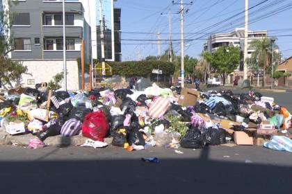 Cinco días de bloqueo sin solución en K’ara K’ara y la basura se acumula más en las calles de Cochabamba 