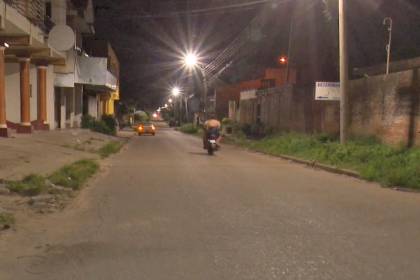 Vehículo impacta contra una motocicleta y deja dos personas heridas