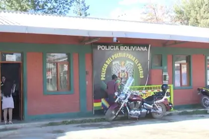 Policía atropella y causa la muerte de una madre que iba con su hija en bicicleta