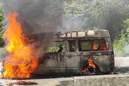Mujer resulta herida luego de que el minibús en el que viajaba se incendiara; el conductor huyó