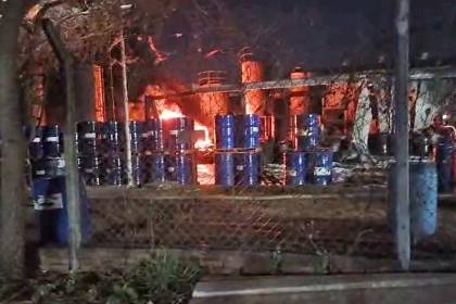 Santa Cruz: Tras más de 14 horas, incendio en una empresa del Parque Industrial sigue sin ser sofocado