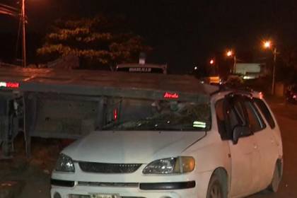 Conductor de auto que chocó contra una grúa fue auxiliado por vecinos y está internado