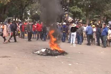 Tensión en Sacaba: Manifestantes reinstalan su vigilia exigiendo la alternancia en el Concejo