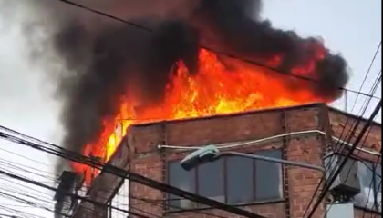 La Paz: Se registra un incendio en un edificio en la zona Max Paredes