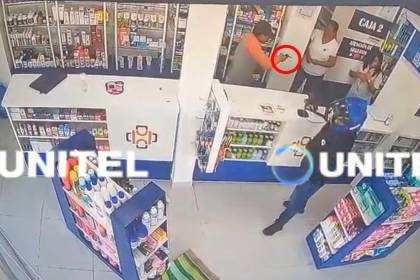 Cámara registra atraco armado a una farmacia en Santa Cruz, uno de los ladrones no tenía el rostro cubierto
