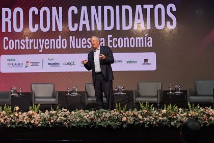 Foro con exportadores: Alianza Libre propone liberación total de exportaciones, bajar impuestos y una ley que prohíba déficit fiscal