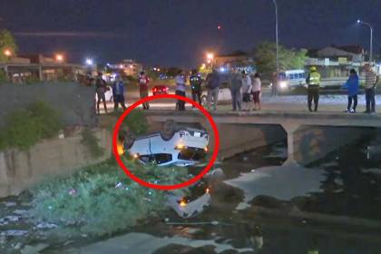 Aparatoso accidente deja un vehículo volcado dentro de un canal y dos heridos